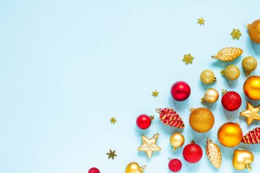 Kırmızı ve altın renkli mavi arka planda Noel oyuncakları olan bir arka plan. Balonlar, yıldızlar, çanlar, kar taneleri ve koniler. Yeni yıl, Noel