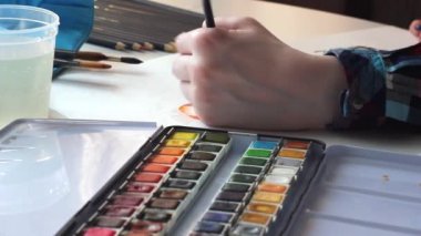 Güzel suluboya paleti ile çizim