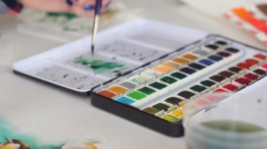 Güzel suluboya paleti ile çizim