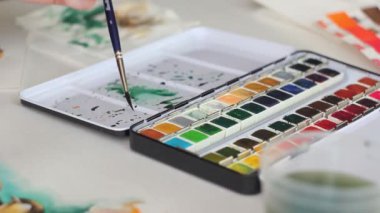 Güzel suluboya paleti ile çizim