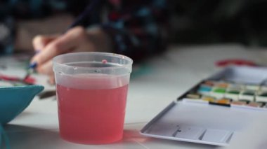 Suluboya boyama ve suya fırça daldırma