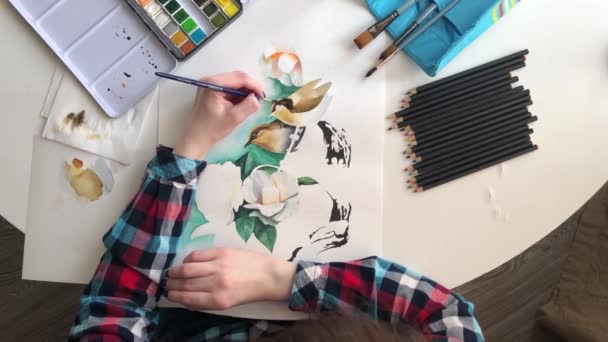 Jovem Artista Pinta Com Aquarela Papel — Vídeo de Stock