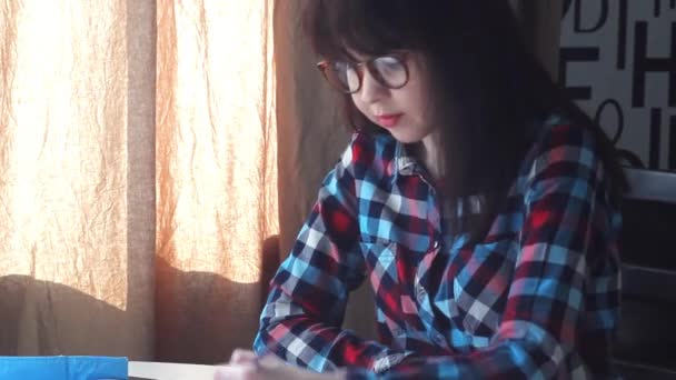 Genç Bir Kız Sanatçı Masada Kağıda Çiçek Çiziyor — Stok video