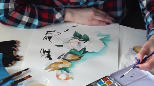 Het Tekenen Van Mooie Vogels Met Aquarel Bloemen Een Papier — Stockvideo