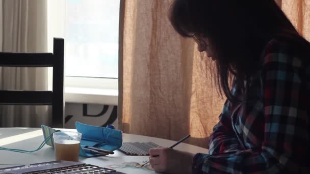 Młoda Dziewczyna Artysta Jest Malarstwo Kwiaty Papierze Przy Stole — Wideo stockowe