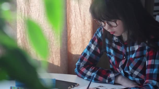 Młoda Dziewczyna Artysta Jest Malarstwo Kwiaty Papierze Przy Stole — Wideo stockowe