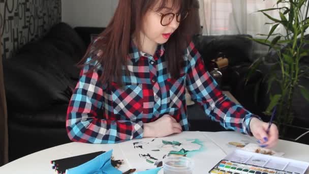 Ein Junges Mädchen Mit Blauen Augen Brille Zeichnet Begeistert — Stockvideo