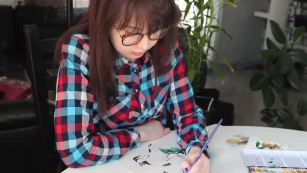 Ένα Νεαρό Κορίτσι Μπλε Μάτια Στα Γυαλιά Ζωγραφίζει Ενθουσιασμό — Αρχείο Βίντεο