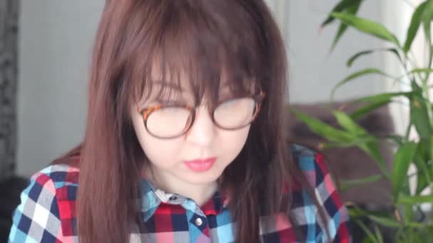 Gözlükmavi Gözlü Genç Bir Kız Hevesle Çizer — Stok video