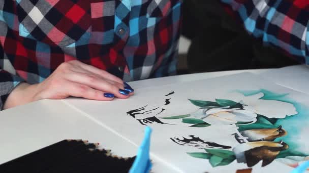 Jovem Artista Pinta Belos Pássaros Com Aquarela Papel — Vídeo de Stock