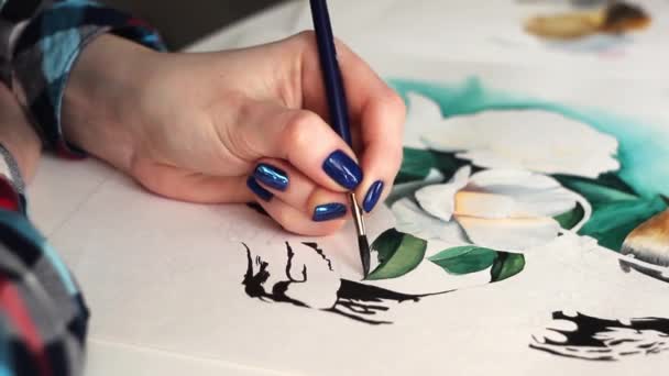 Młoda Dziewczyna Artysta Farby Piękne Ptaki Akwarelą Papierze — Wideo stockowe