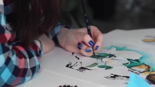 Junge Künstlerin Malt Schöne Vögel Mit Aquarell Auf Papier — Stockvideo