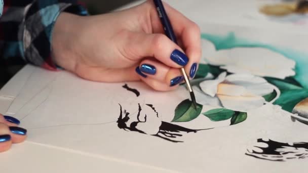 Jong Meisje Kunstenaar Schildert Mooie Vogels Met Aquarel Papier — Stockvideo