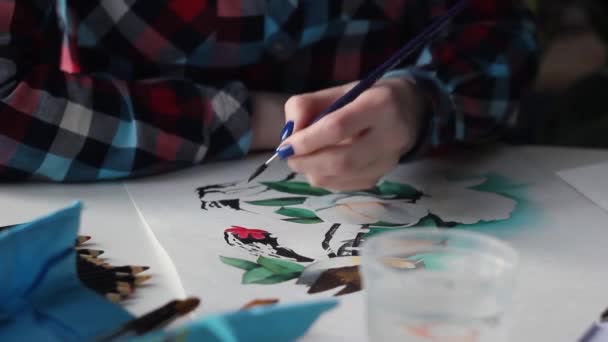 ブラシで紙シートに水彩画の花で美しい鳥を描く — ストック動画