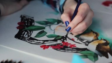 Bir fırça ile bir kağıt levha üzerinde suluboya çiçekleri ile güzel kuşlar Çizim