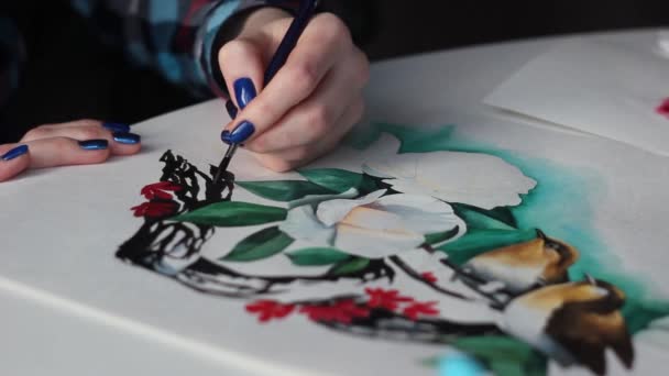 ブラシで紙シートに水彩画の花で素晴らしい鳥を描く — ストック動画
