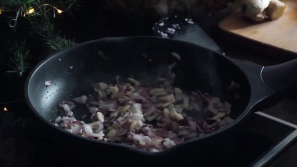 Смажити цибулю з часником на сковороді — стокове відео