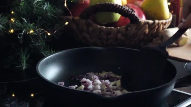 Smażenie cebuli z czosnkiem na patelni — Wideo stockowe
