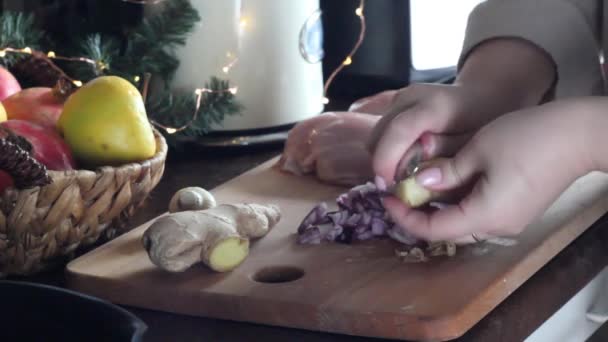 Nő vágja gyömbér főzés csirke — Stock videók