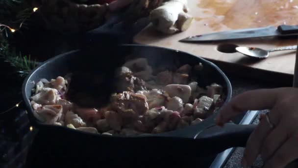 Kvinna som tillsätter currypasta till en stekpanna med kyckling — Stockvideo