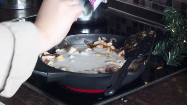 Femme versant du lait de coco dans une casserole avec du curry de poulet — Video