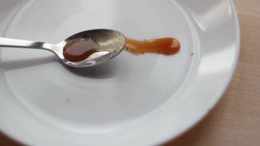 Karıncalar beyaz bir tabaktan bal yerler. Yukarıdan görünüşü.