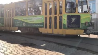 YEVPATORIYA, CRIMEA - 8 Ağustos 2020: Tramvay eski kasabadan geçer