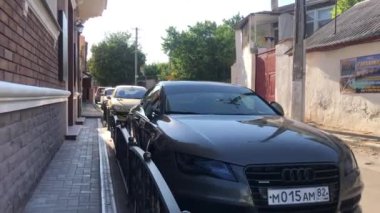 YEVPATORIYA, CRIMEA - 8 Ağustos 2020: Eski binalarla birlikte şehrin sokaklarında yürü