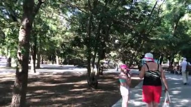 YEVPATORIYA, CRIMEA - 8 AĞUSTOS 2020: Parktaki ara sokakta yürü