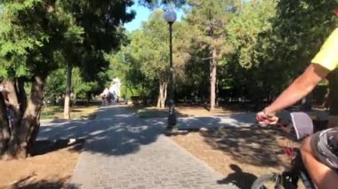 YEVPATORIYA, CRIMEA - 8 AĞUSTOS 2020: Parktaki ara sokakta yürü