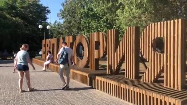 YEVPATORIYA, CRIMEA - 8. AUGUST 2020: Spaziergang durch die Gasse im Park — Stockvideo