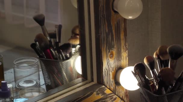 Художник візажист бере пензлик зі свого набору пензлів — стокове відео