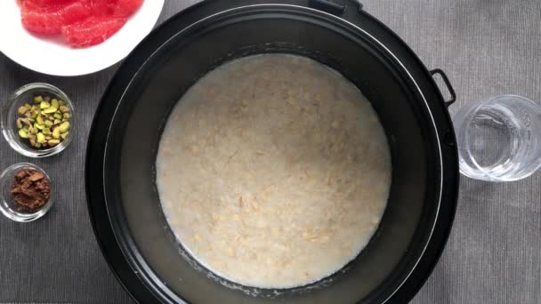 Gachas de avena hirviendo con leche de almendras — Vídeos de Stock