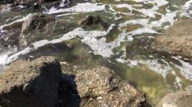 Kayalık bir sahilde dalgalar