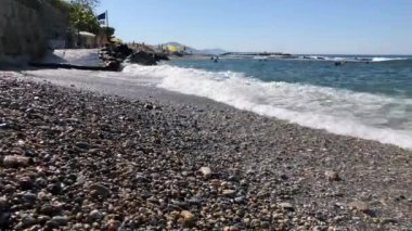 Türk tatil beldesinin kayalık deniz sahillerinde dalgalar