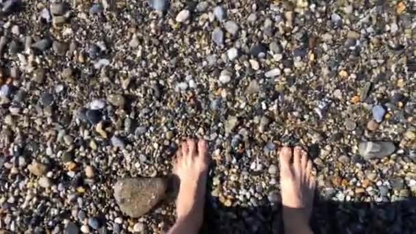 Stopy na skalistej plaży nad morzem — Wideo stockowe