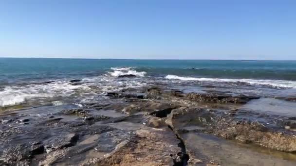 Olas marinas en la playa rocosa de Alanya — Vídeo de stock