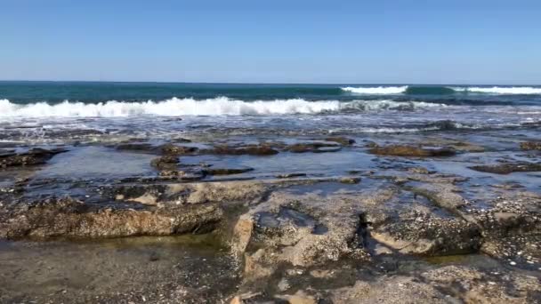 Tengeri hullámok a sziklás tengerparton Alanya — Stock videók