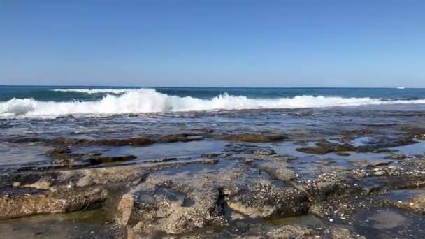 Onde marine sulla spiaggia rocciosa di Alanya — Video Stock