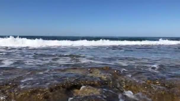 Mořské vlny na skalnaté pláži Alanya — Stock video