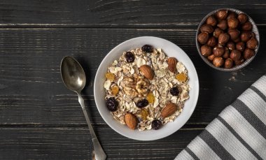 Gri doğal masa üzerinde beyaz kase müsli.