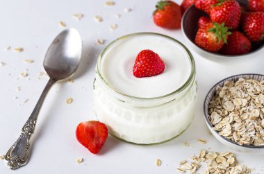 Cam kase ve starwberries beyaz arka plan üzerinde beyaz yoğurt.