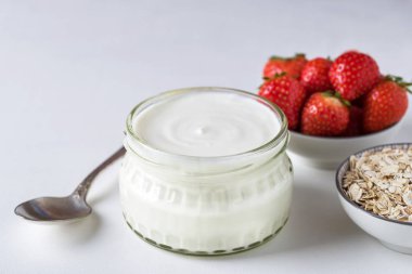 Cam kase ve starwberries beyaz arka plan üzerinde beyaz yoğurt.