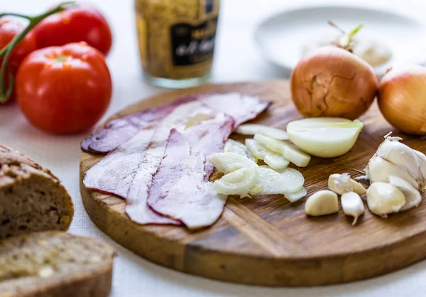 Ruwe Spek Snijden Bureau Met Knoflook Tomatoe Achter — Stockfoto