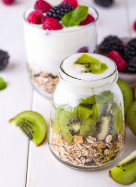 Beyaz yoğurtlu müsli adet kivi üst cam kase.