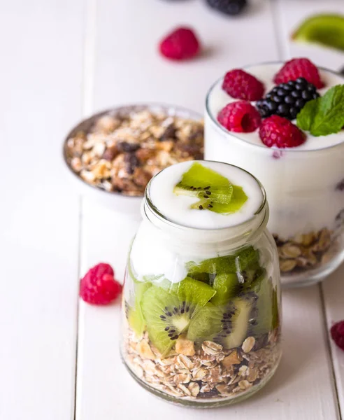 Beyaz yoğurtlu müsli adet kivi üst cam kase.