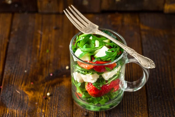 Ensalada Fresas Frescas Frasco Vidrio Sobre Escritorio Rústico Natural — Foto de Stock