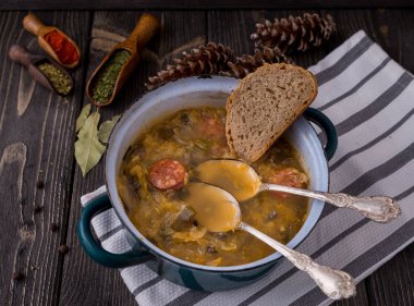 Doğal zemin üzerine mantarlı Slovak Noel lahana çorbası.