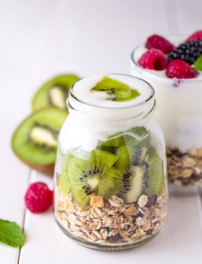 Beyaz yoğurtlu müsli adet kivi üst cam kase.