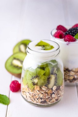 Beyaz yoğurtlu müsli adet kivi üst cam kase.